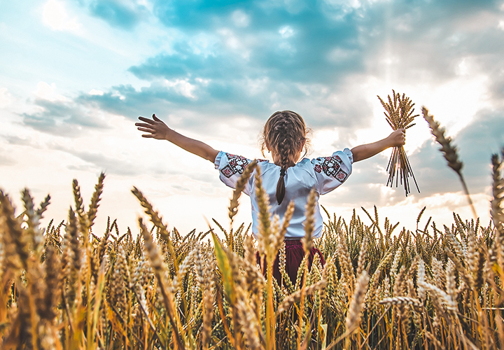Mädchen in einem Getreidefeld